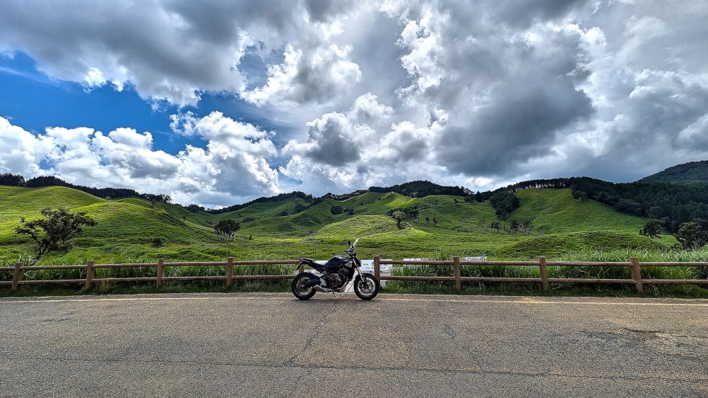 真夏の砥峰高原とCB650R