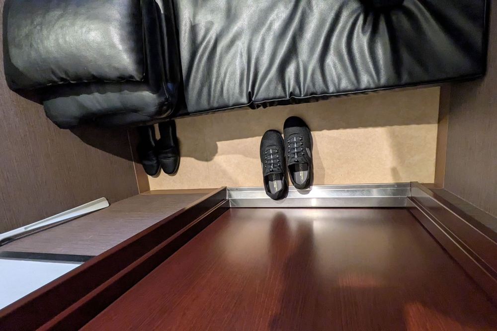 鳥取の快活クラブの鍵付個室の靴置き場