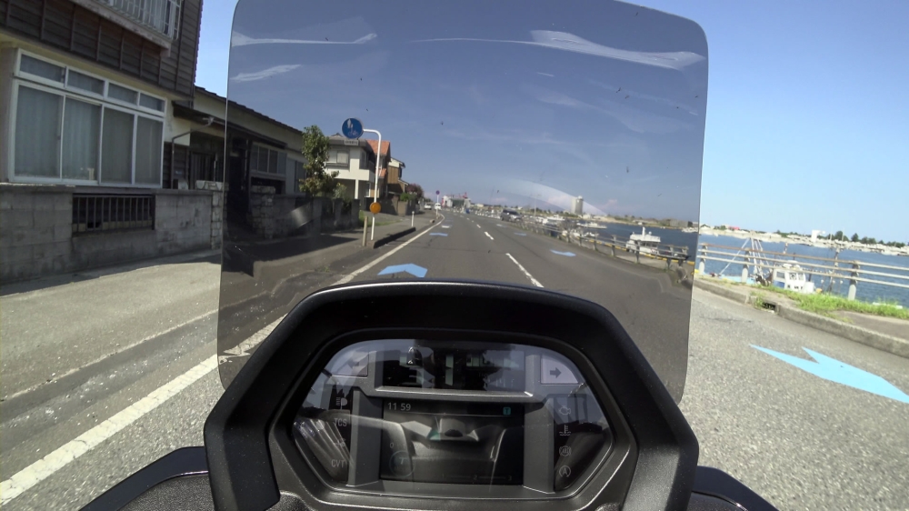 NMAX155で鳥取の漁港前を走行