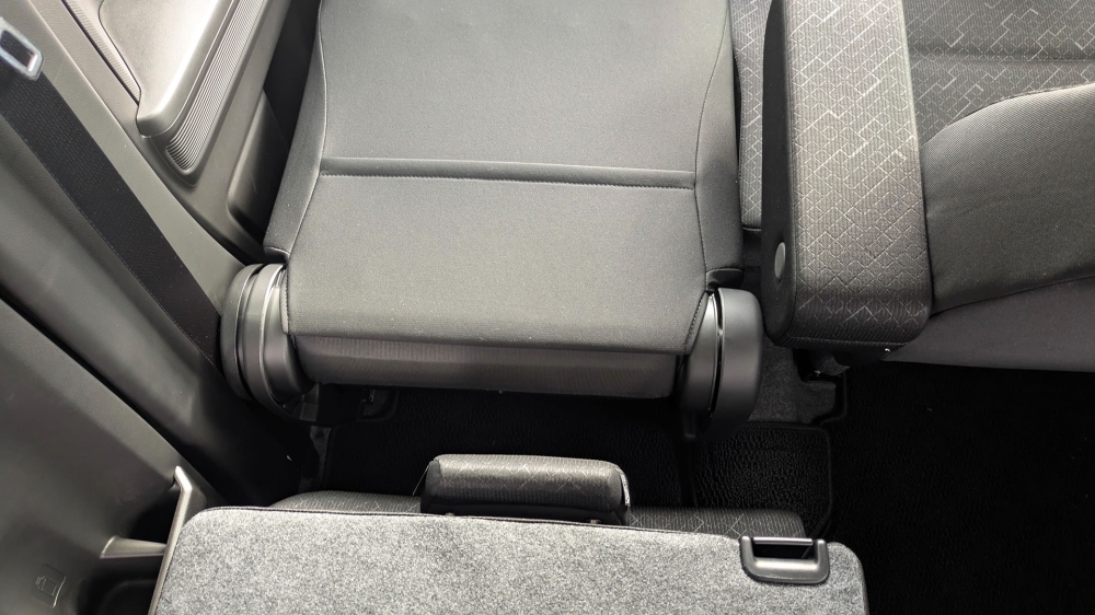 ワゴンR助手席と後部座席の隙間