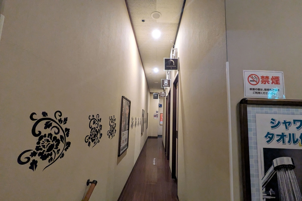 快活クラブのシャワールームとトイレの廊下