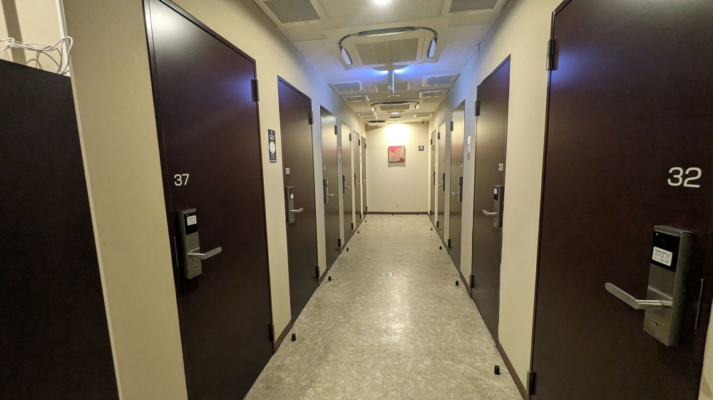 快活クラブ鍵付個室の廊下