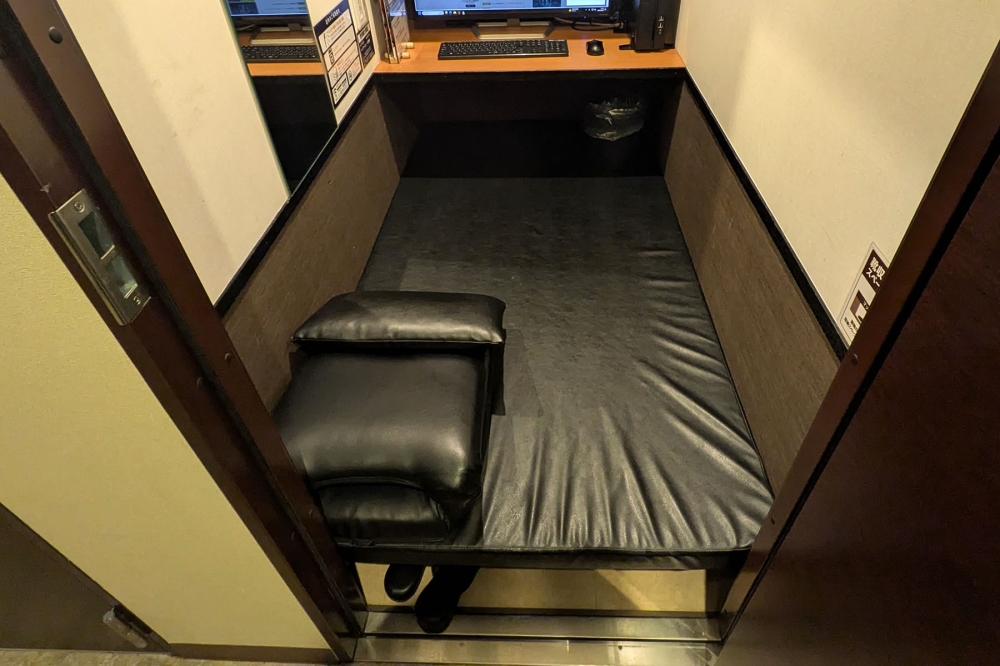 快活クラブ鍵付個室の靴置き場