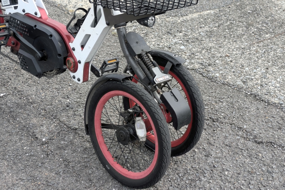 サスペンション付2輪の前輪