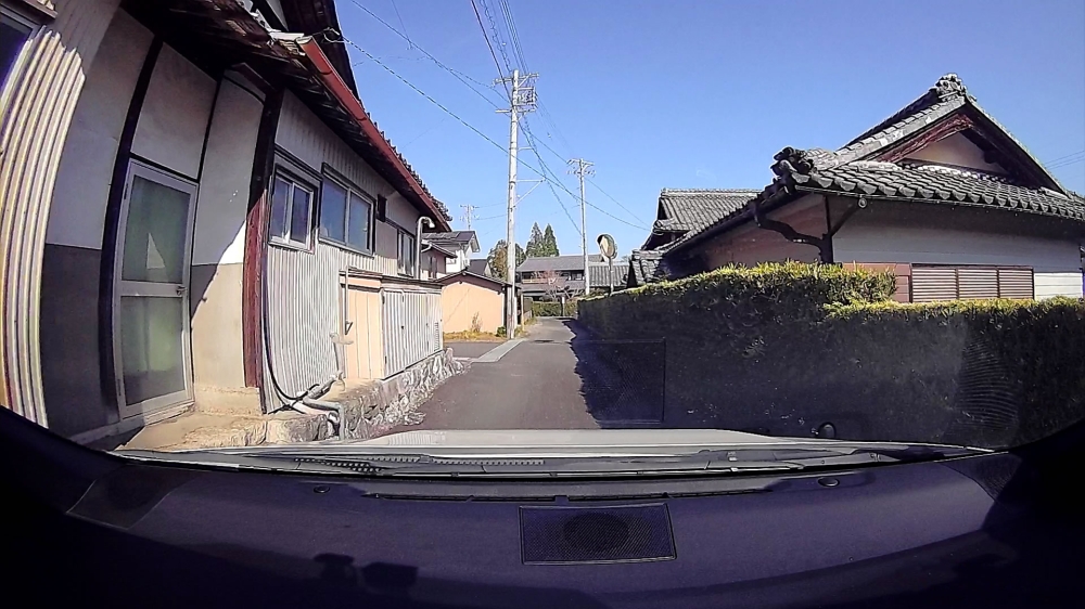 狭い集落の道