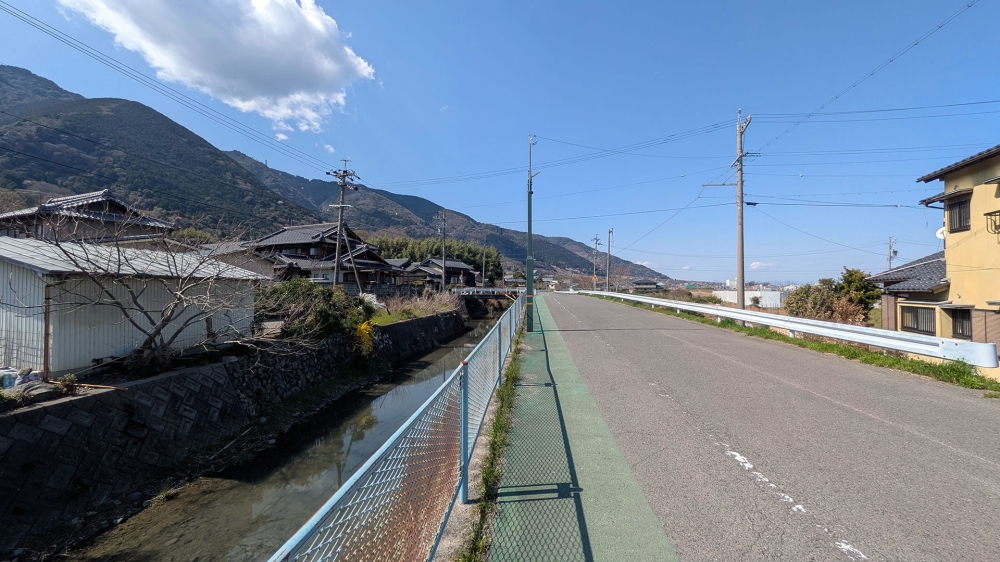 山除川沿いの道