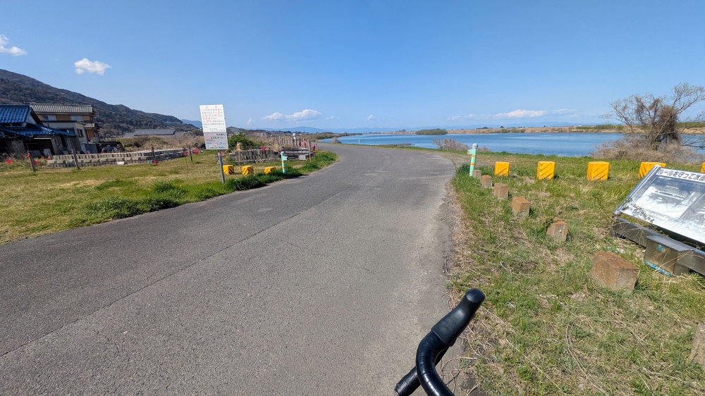 揖斐川の堤防入口