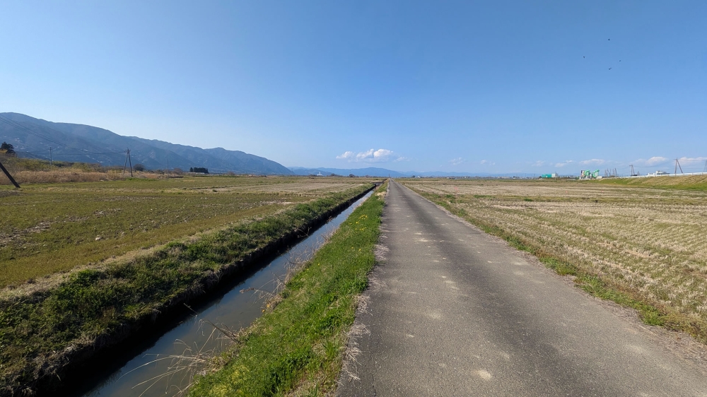 水路横の道