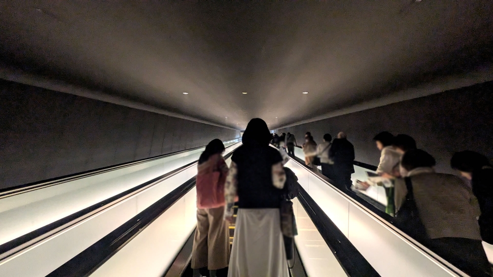 フェスティバルホールの長いエスカレーター